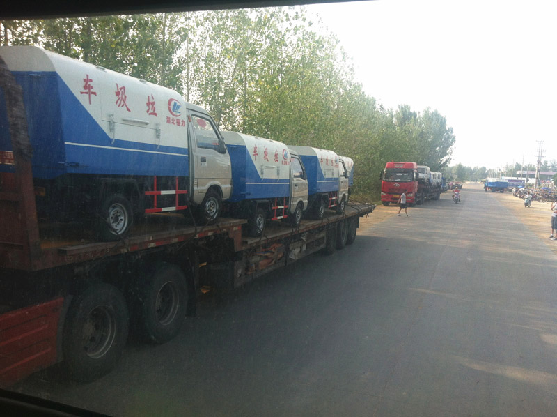 圖為準(zhǔn)備發(fā)車至山西的小型<a href=http://jeexue.cn/ljc target=_blank class=infotextkey>垃圾車</a>