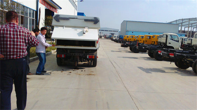 內(nèi)蒙客商正在參觀五十鈴<a href=http://jeexue.cn/saoluche/ target=_blank class=infotextkey>掃路車</a>