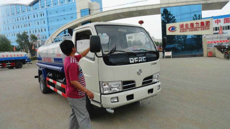 正在給5噸<a href=http://jeexue.cn/ssc target=_blank class=infotextkey>灑水車</a>做出廠前準備