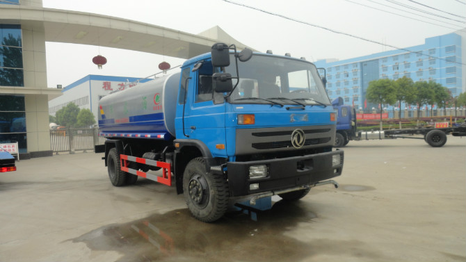 程力廠門 前的東風153<a href=http://jeexue.cn/ssc target=_blank class=infotextkey>灑水車</a>